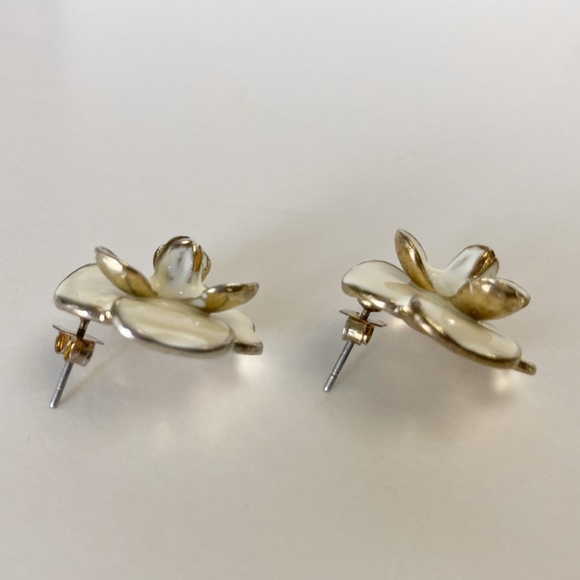 Cream Flower Enamel Earrings - Picture 6 of 7